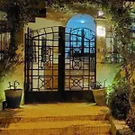 Apartment With Garden And Parking